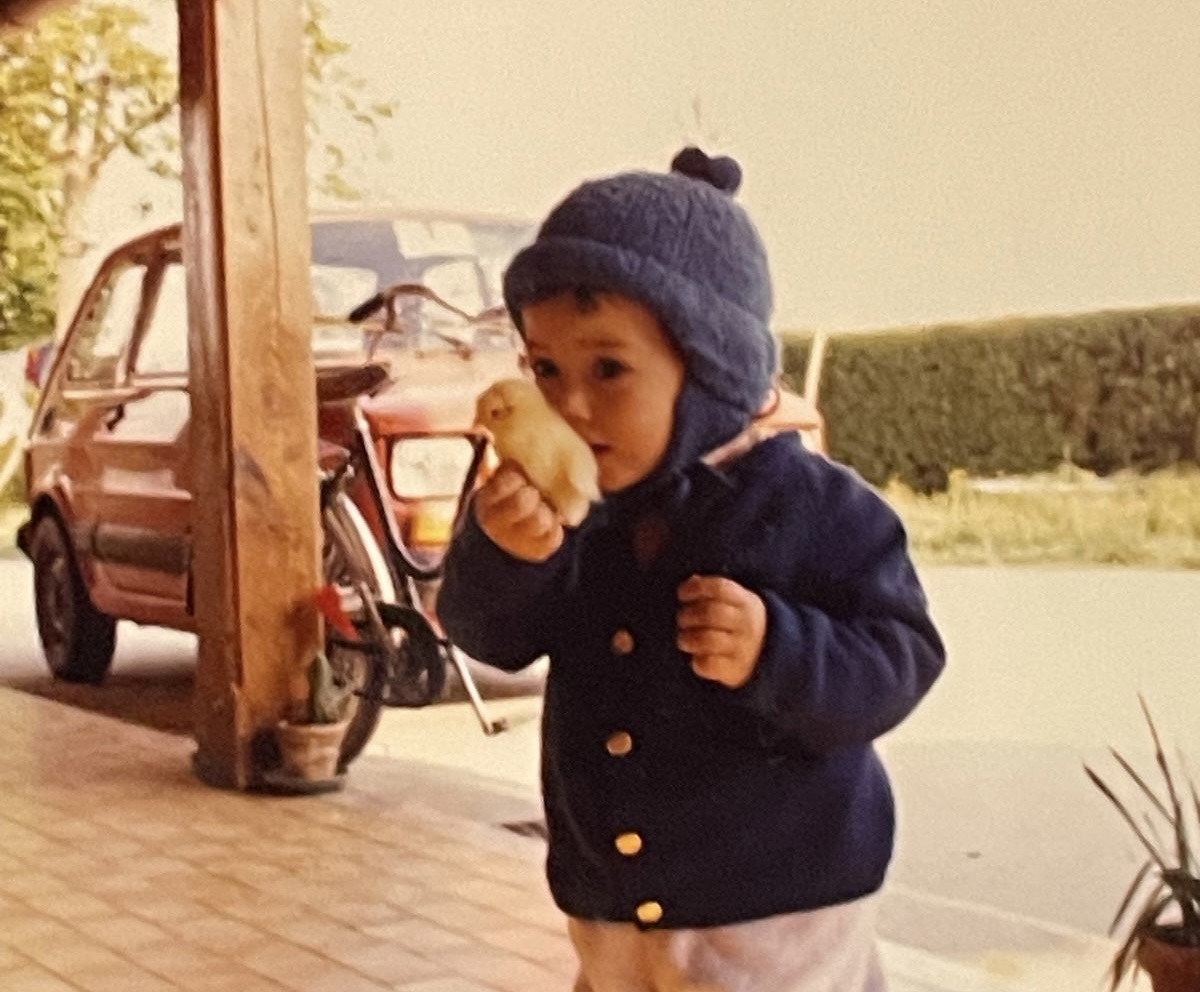 “Luca con un pulcino in mano nella fattoria dei nonni”, (1987)