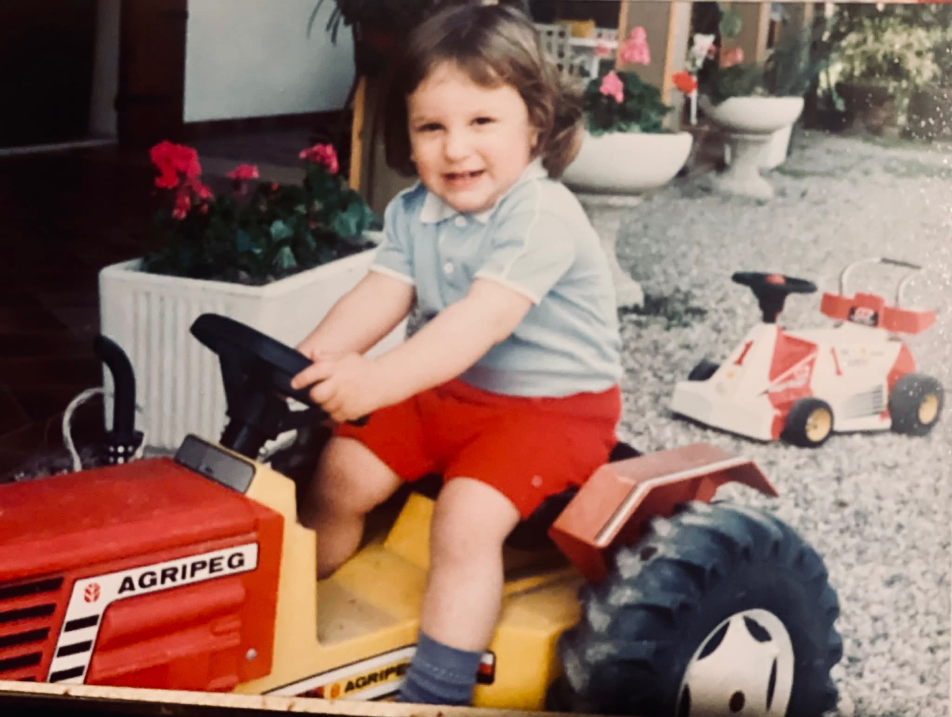 “Marco, sul suo piccolo trattore. La terra già nel suo destino.” (1992)